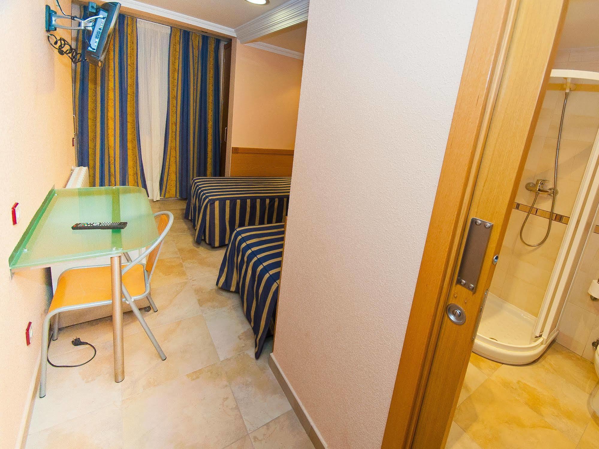 Hostal Viky Madrid Exterior foto